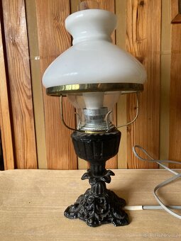 Starší elektrická lampa - 2