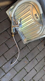 nerezový dřez s baterií - - 2