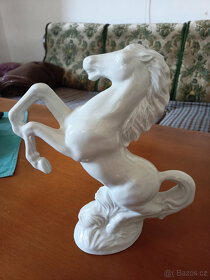 Kůň -soška- bílá keramika - 2