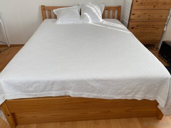 Krásná borovicová postel z masivu s úložnými šuplíky - 2
