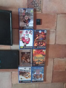 PS2 Slim s monitorem a hrama - 2