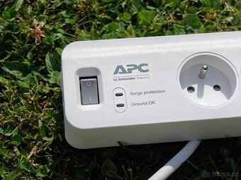 Přepěťová ochrana APC SurgeArrest PM5U-FR - 2
