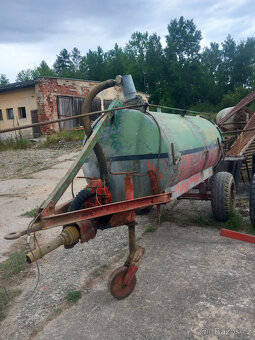 Prodám fekal cisterna 2200l k opravě - 2