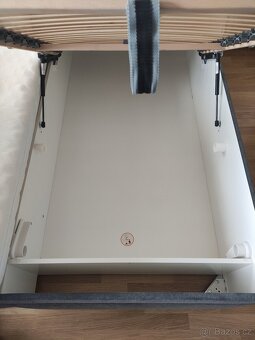 Pěkná postel 180x200 s polohovacími rošty, úložný prostor - 2