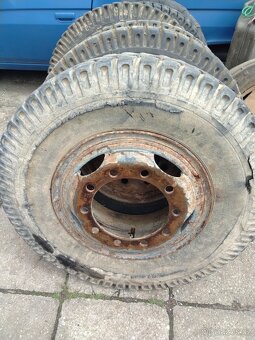 Kola po stoje zemědělské techniky a zetor 25 - 2