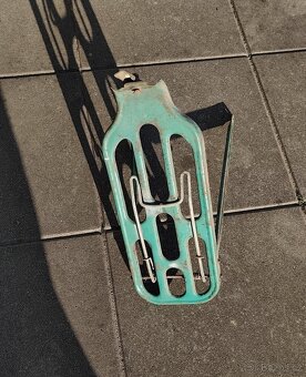 starý nosič na kolo s pružinovým držákem - 2