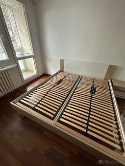 Postel, noční stolek a šatní skříň - 2