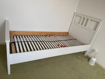 Bílá dřevená postel Ikea - 2