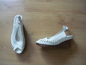 Bílé dámské letní sandály, na klínku, 1 x na noze, vel. 40 - 2