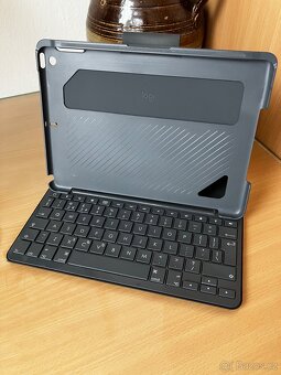 Prodám pouzdro s klávesnicí na iPad 9,7" - 2