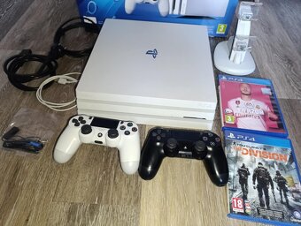 Bílý PS4 1 TB PRO - 2