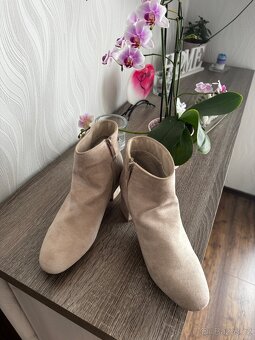 Nové semišové kotníčkové boty - vel. 41 - 2