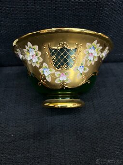 Ručně zdobená skleněná mísa na nožce – zlacená, květinový de - 2
