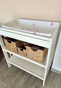 Přebalovací pult s košíky - 2