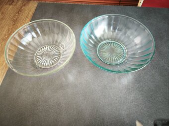 Dvě staré skleněné misky. - 2
