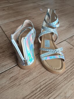 Krásné nové sandálky - 2