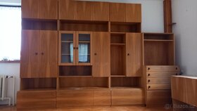 Obývací stěna dřevo - prádelník, knihovna, stolek - 2