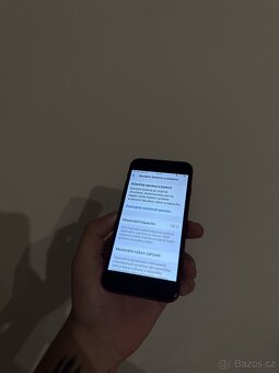 Apple iPhone SE 20 64GB červený - 2