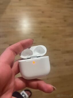 Apple AirPods 4 náhradní dobíjecí pouzdro - 2