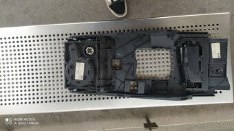 Středový tunel mezi předními sedadly Audi - 2