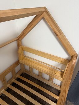 Domečková postel 90x200 s poličkou na knihy - 2