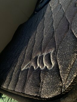 Krásná Podsedlová dečka EQUILINE diamac logo VS black-třpyt. - 2