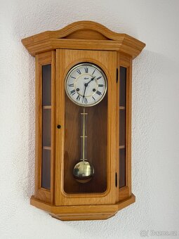 Nástěnné prosklené vitrínové hodiny Hermle bicí - 2