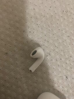 Airpods 4 bohuzel chybi prave sluchatko - 2