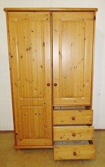 borovicová šatní skříň se šuplíky - celomasiv -Výborný stav - 2