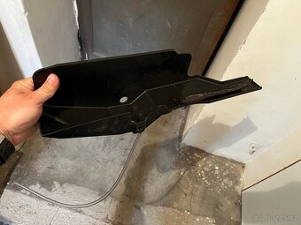 BMW E65 Logic7 ochranný kryt zesilovače - 2