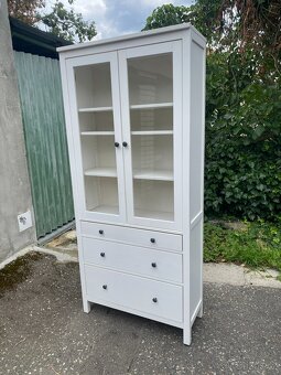 IKEA Hemnes vitrína - bíl. mořená - 2