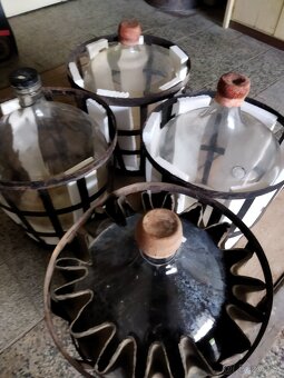 Prodám demižony 50l v koši - 2