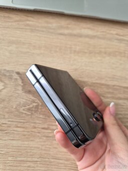 Samsung Galaxy ZFlip 5 / 256GB - 2