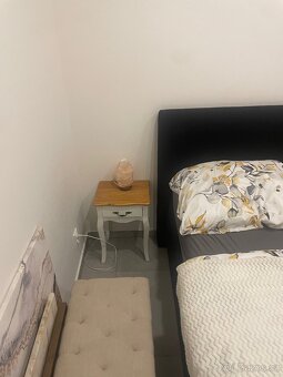 2x Noční stolky, lavice, zrcadlo - 2