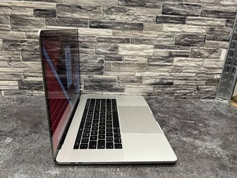 CTO MacBook Pro 15" 2017 i7 / 16GB / 500GB / Pro 555 - 2