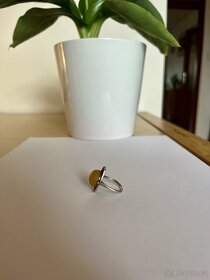 starožitný stříbrný prsten se žlutým kamenem - 2