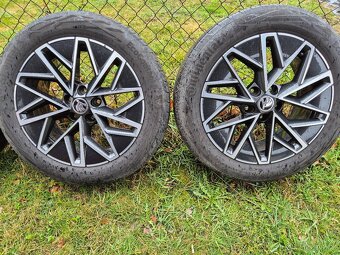 Alu kola Škoda 5x112 7x17 ET46 205/55r17 letní 5E3 601 025 - 2
