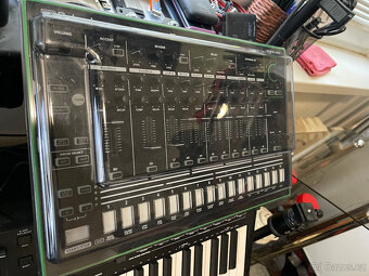 Roland TR-8 (vcetne rozsirujici sady7x7) - 2