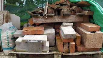 stavební materiál různého druhu - 2