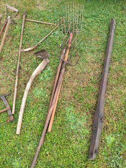 Různé staré ruční zemědělské nářadí - 2