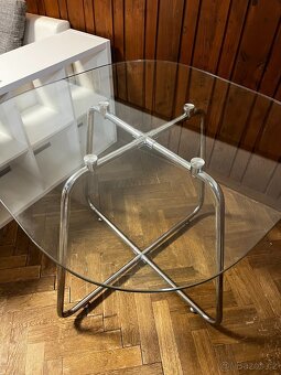 Skleněný jídelní stůl. - 2