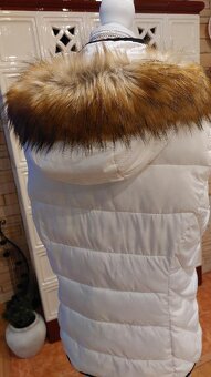 Prošívaná lehounká vesta s kapucí - 2