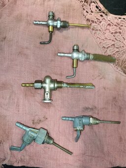 Kohouty Jawa pérák, pařez - 2