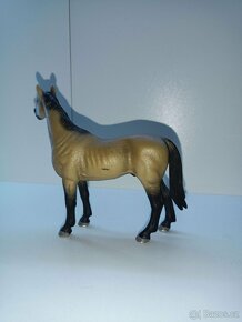 Schleich kůň Achaltekinský hřebec 2010 - 2