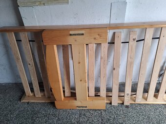 Dřevěná postel bez matrace - 2