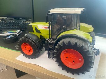 Model traktoru claas - 2