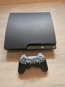 Plně funkční PS3 super slim + tři ovladače + kabeláž. . - 2