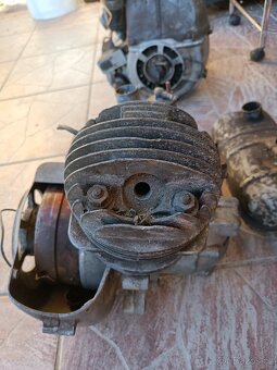 2 MOTORY - SKÚTR MANET - 2