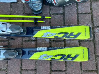 Lyže vázání lyžáky, hůlky, přilba, brýle, rukavice - 2