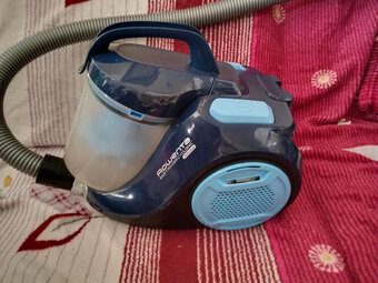 Bezsáčkový vysavač Rowenta, malý a lehký - 2